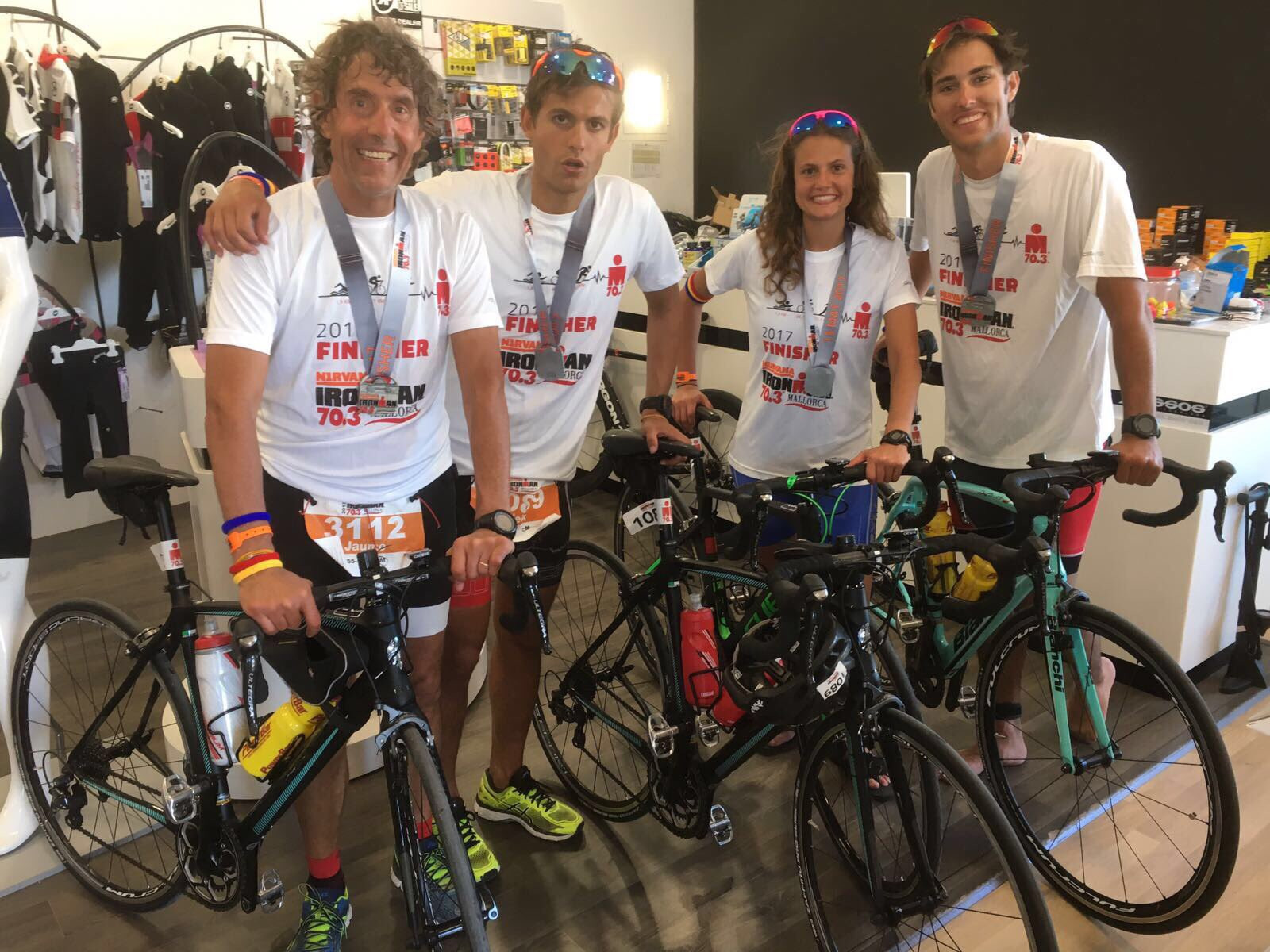 Jaume Carreter Felip con su equipo para una competición de Ironman / CM