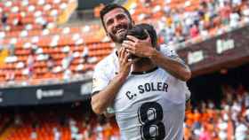 Carlos Soler y José Luis Gayà, celebrando un gol en Mestalla / EFE