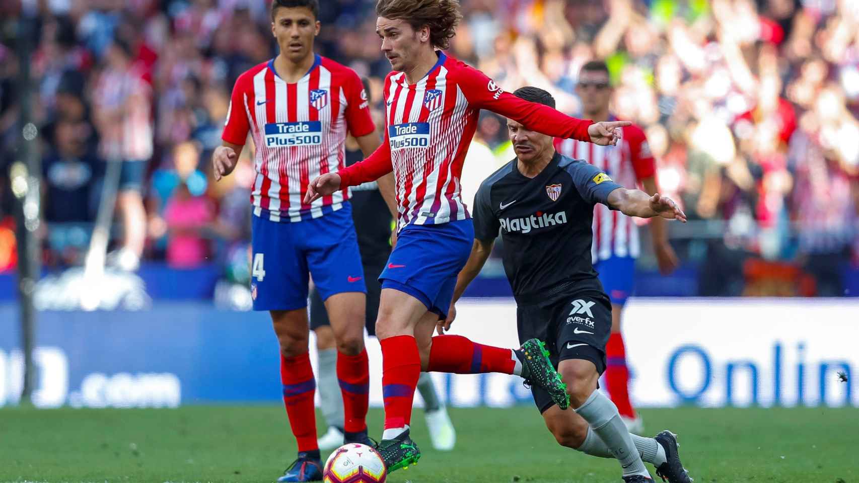 Griezmann en el partido que el Atlético de Madrid disputó frente al Sevilla / EFE