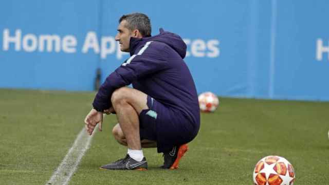 Una foto de Ernesto Valverde durante un entrenamiento del Barça / FCB