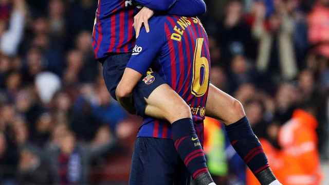 Riqui Puig, nuevo emblema de La Masía, se abraza a Denis Suárez tras darle una brillante asistencia de gol / EFE