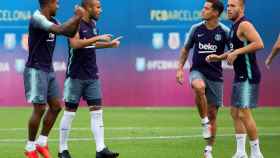 Los brasileños Malcom, Rafinha, Coutinho y Arthur se ejercitan en un entrenamiento del Barça, antes de caer lesionados / EFE