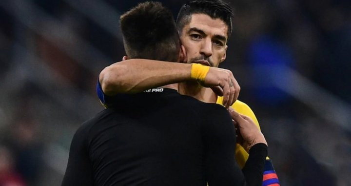 Luis Suárez, abrazando a Lautaro Martínez | AFP