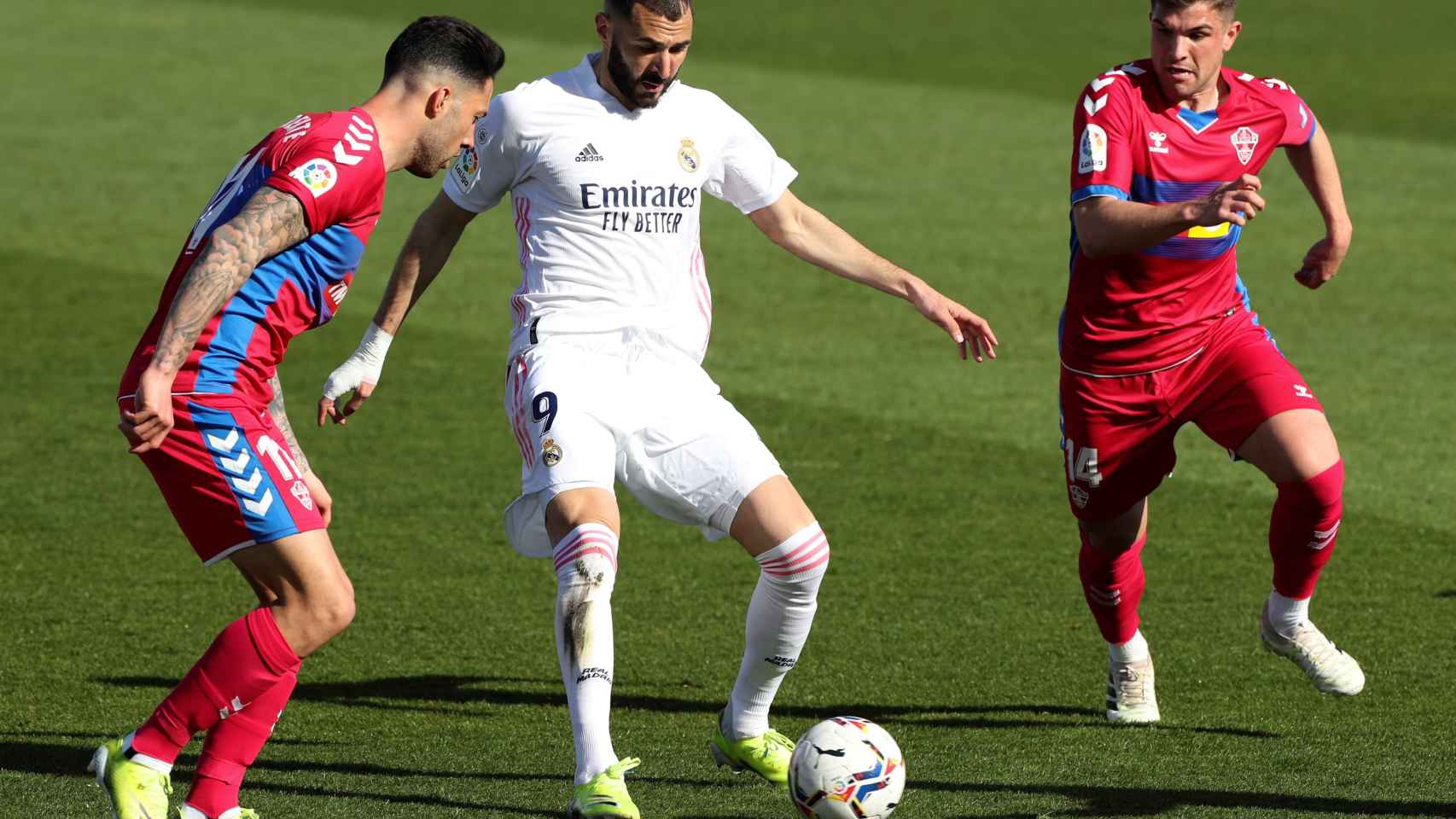Karim Benzema volvió a salvar al Madrid de la derrota ante el Eche / EFE