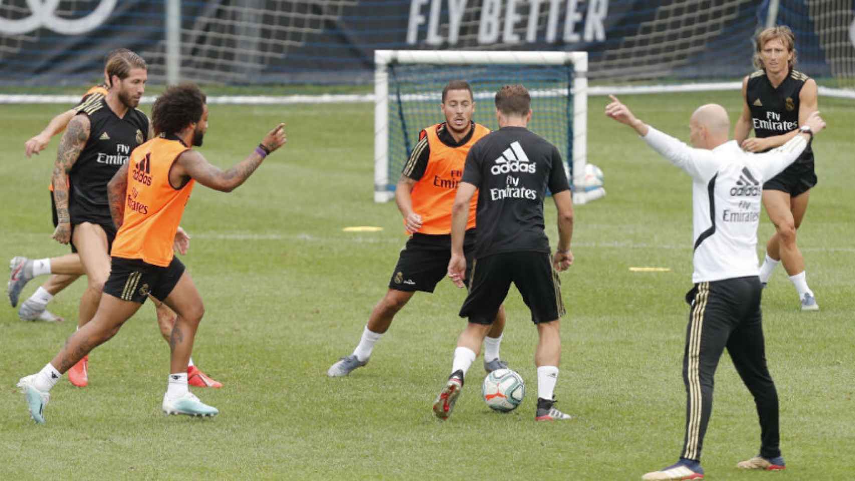 Zidane entrenando a los jugadores del Rea Madrid / EFE