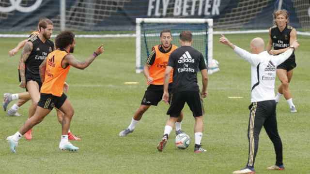 Zidane entrenando a los jugadores del Rea Madrid / EFE