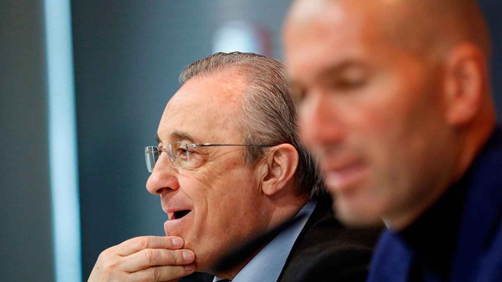 Zidane y Florentino Pérez en una rueda de prensa con el Real Madrid / EFE