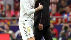 Sergio Ramos saludando al Cholo Simeone en el derbi / EFE