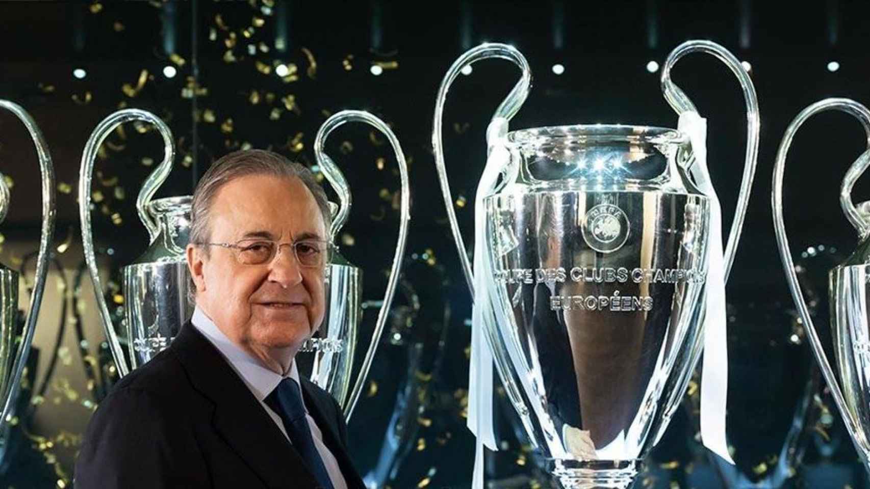 El presidente del Real Madrid, Florentino Pérez, sonríe ante las Champions del club / REALMADRID.COM