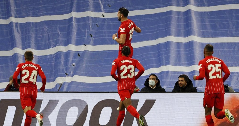 La euforia de Rafa Mir tras anotar un gol en el Santiago Bernabéu / EFE