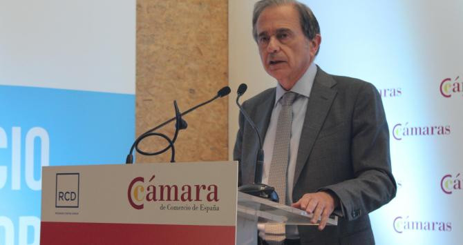 El presidente de la Comisión Universidad-Empresa, Antonio Abril, durante la presentación del informe en la Cámara de Comercio de España