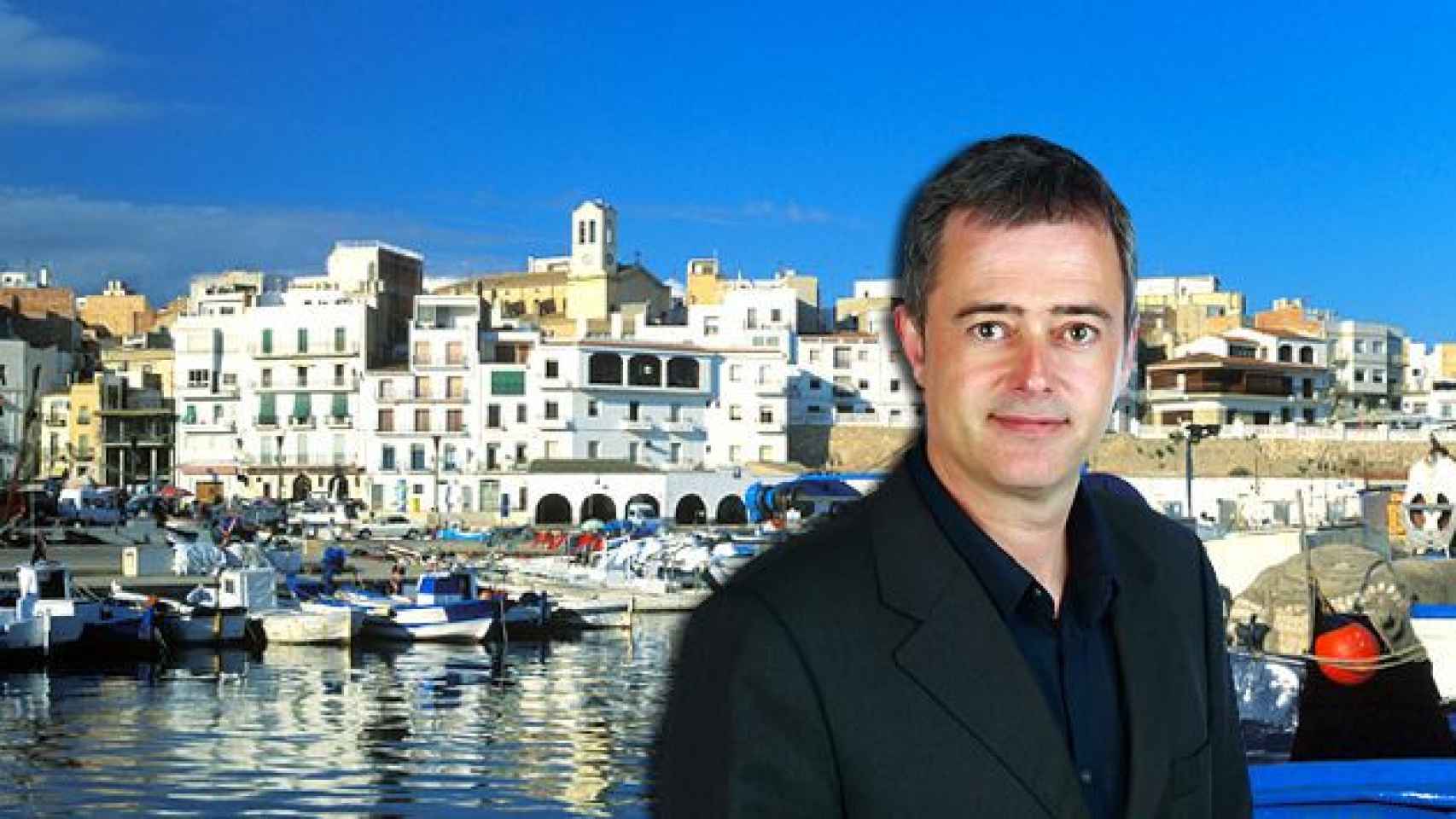 Jordi Gaseni  (ERC), alcalde de Ametlla de Mar y vicepresidente de la Asociación de Municipios por la Independencia junto a una imagen del pueblo de Tarragona / FOTOMONTAJE DE CG