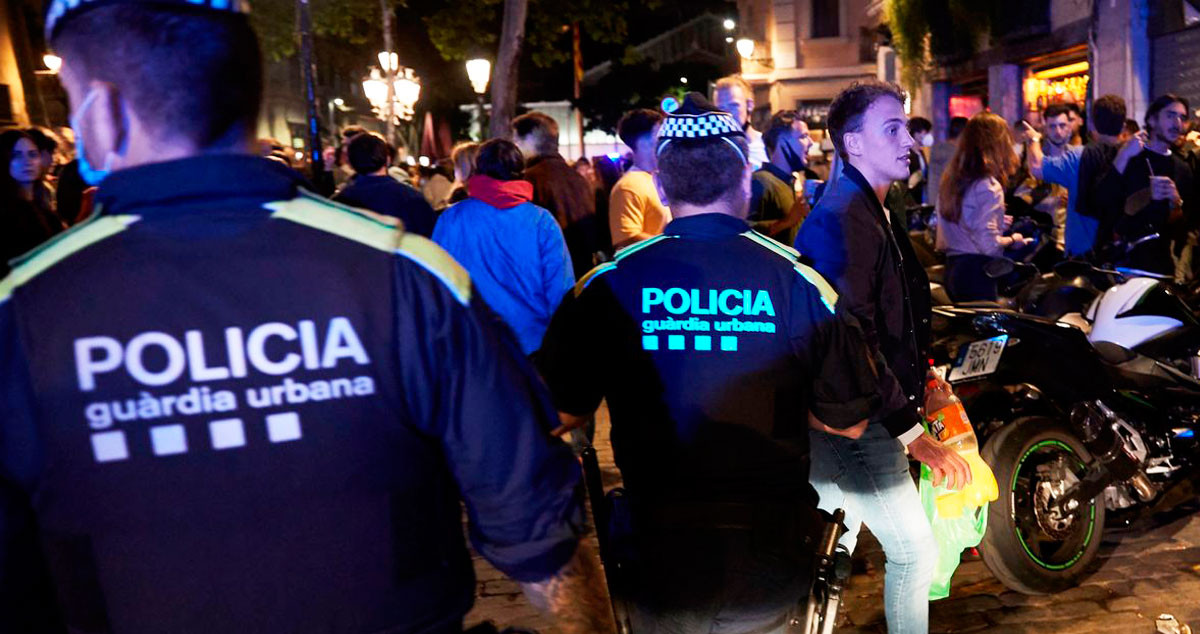 Dos agentes de la Guardia Urbana de Barcelona, en un dispositivo nocturno / EFE