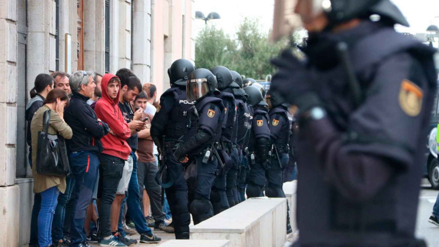 Agentes de la Policía Nacional, durante la actuación ante el referéndum ilegal del 1-O en Cataluña