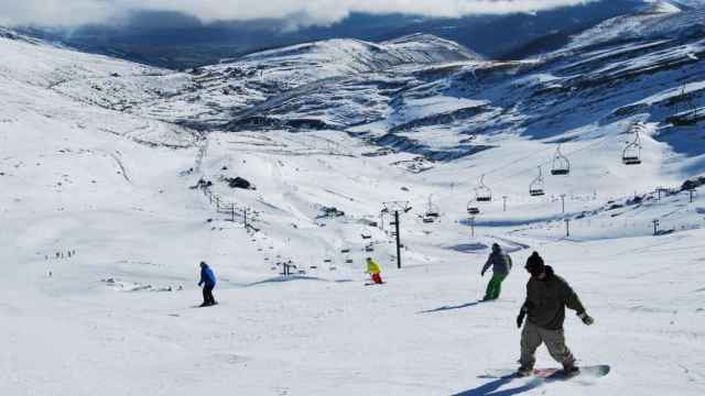 Esquiadores bajan por la pista de una estación de esquí / EUROPA PRESS