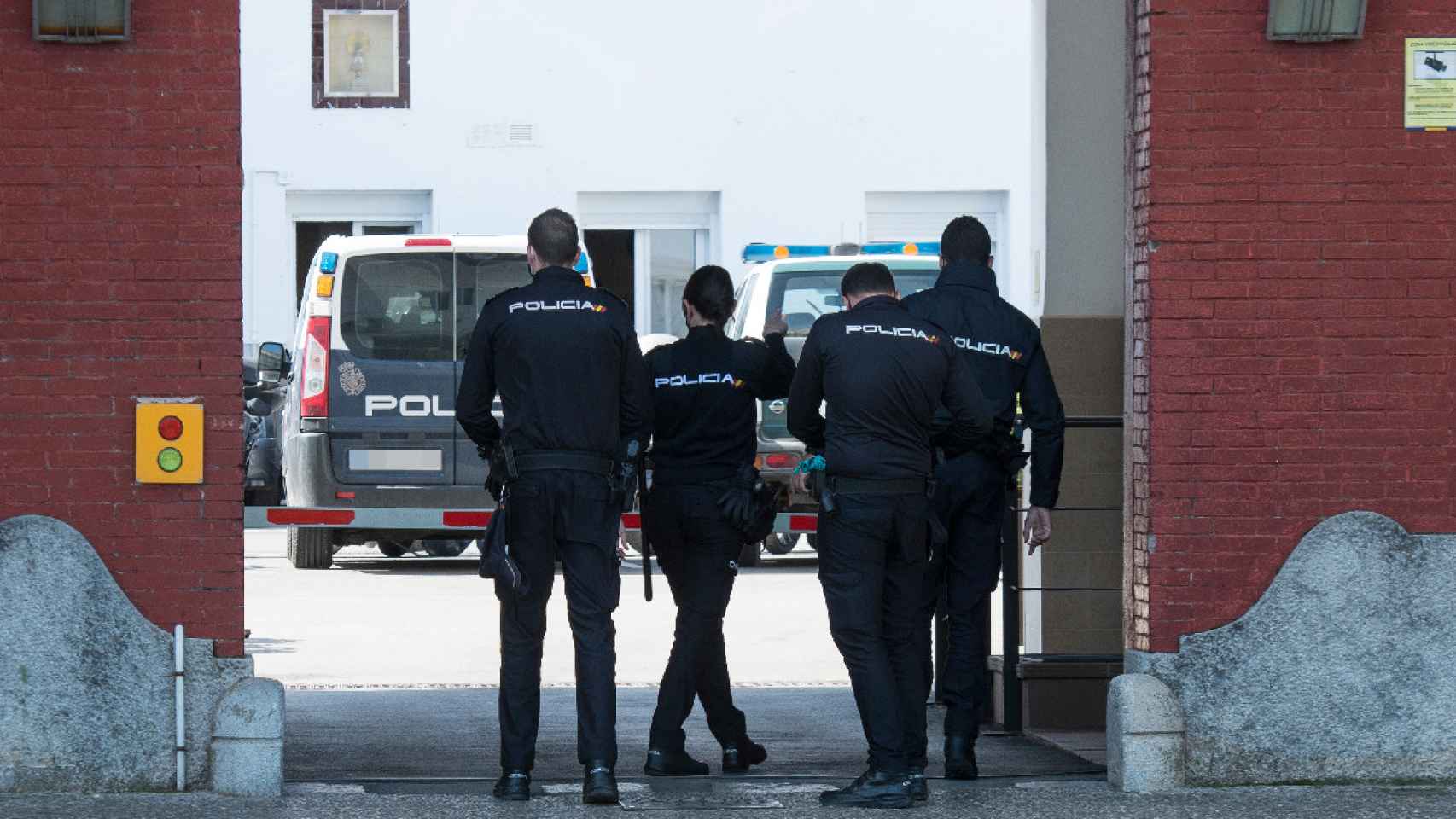 Varios agentes de la Policía Nacional acceden a Comandancia de la Guardia Civil de Girona durante la campaña de vacunación / EUROPA PRESS