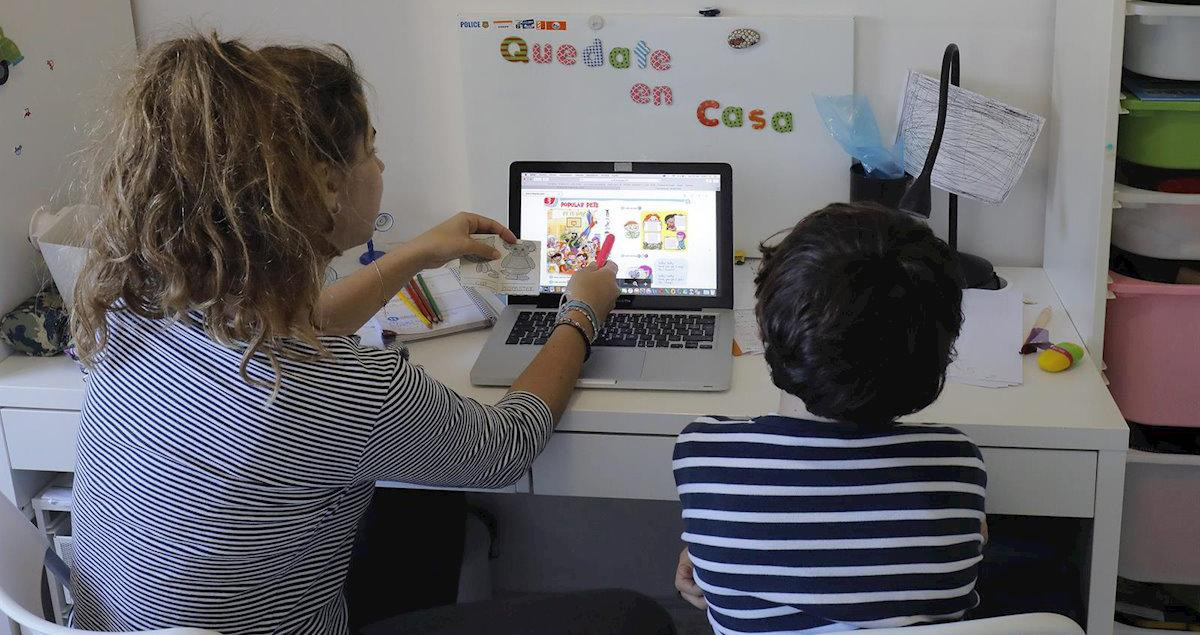 Una madre y su hijo ante un ordenador contra la segregación escolar / EUROPA PRESS