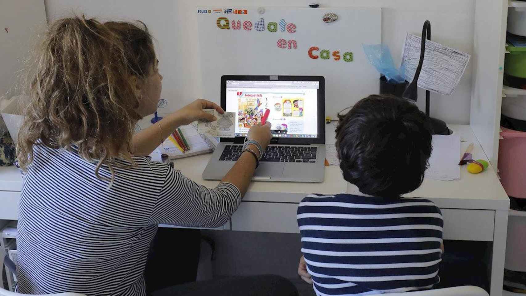 Una madre y su hijo ante un ordenador contra la segregación escolar / EUROPA PRESS