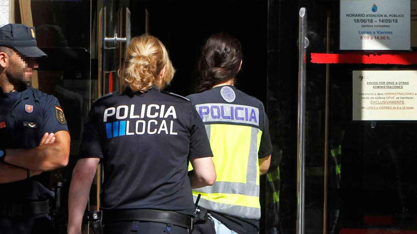 Agentes de la Policía Nacional en una operación anticorrupción en Madrid / EFE