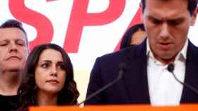 El líder de Ciudadanos, Albert Rivera (d), junto a la cabeza de lista de Cs al Congreso por Barcelona, Inés Arrimadas (2i), durante la valoración electoral del partido celebrada esta noche en Madrid / EFE