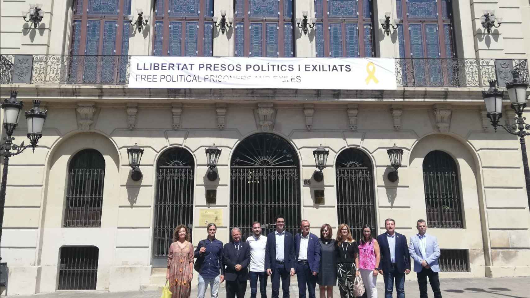 El alcalde de Lleida, Miquel Pueyo (ERC), con otros ediles independentistas tras el nuevo cartel a favor de los políticos presos / ERC LLEIDA