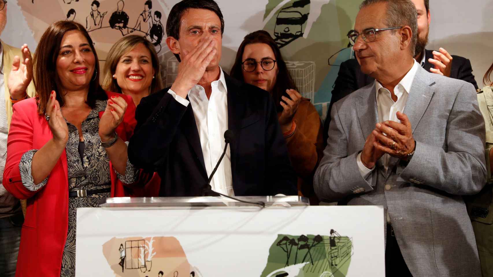 Manuel Valls, con la plana mayor de la candidatura a la alcaldía de Barcelona, en la noche electoral / EFE