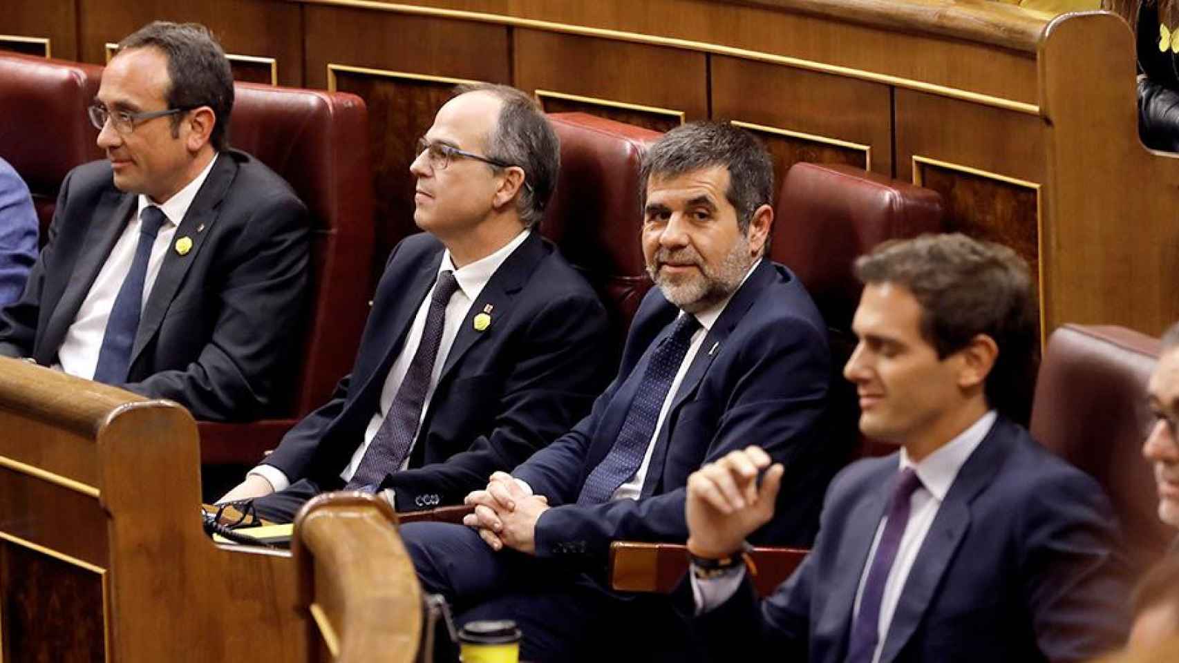 Los diputados presos de JxCat Jordi Sánchez (3i), Jordi Turull (2i) y Josep Rull (i), junto al líder de Ciudadanos, Albert Rivera (d). Imagen del artículo 'No lo volverán a hacer' / EFE