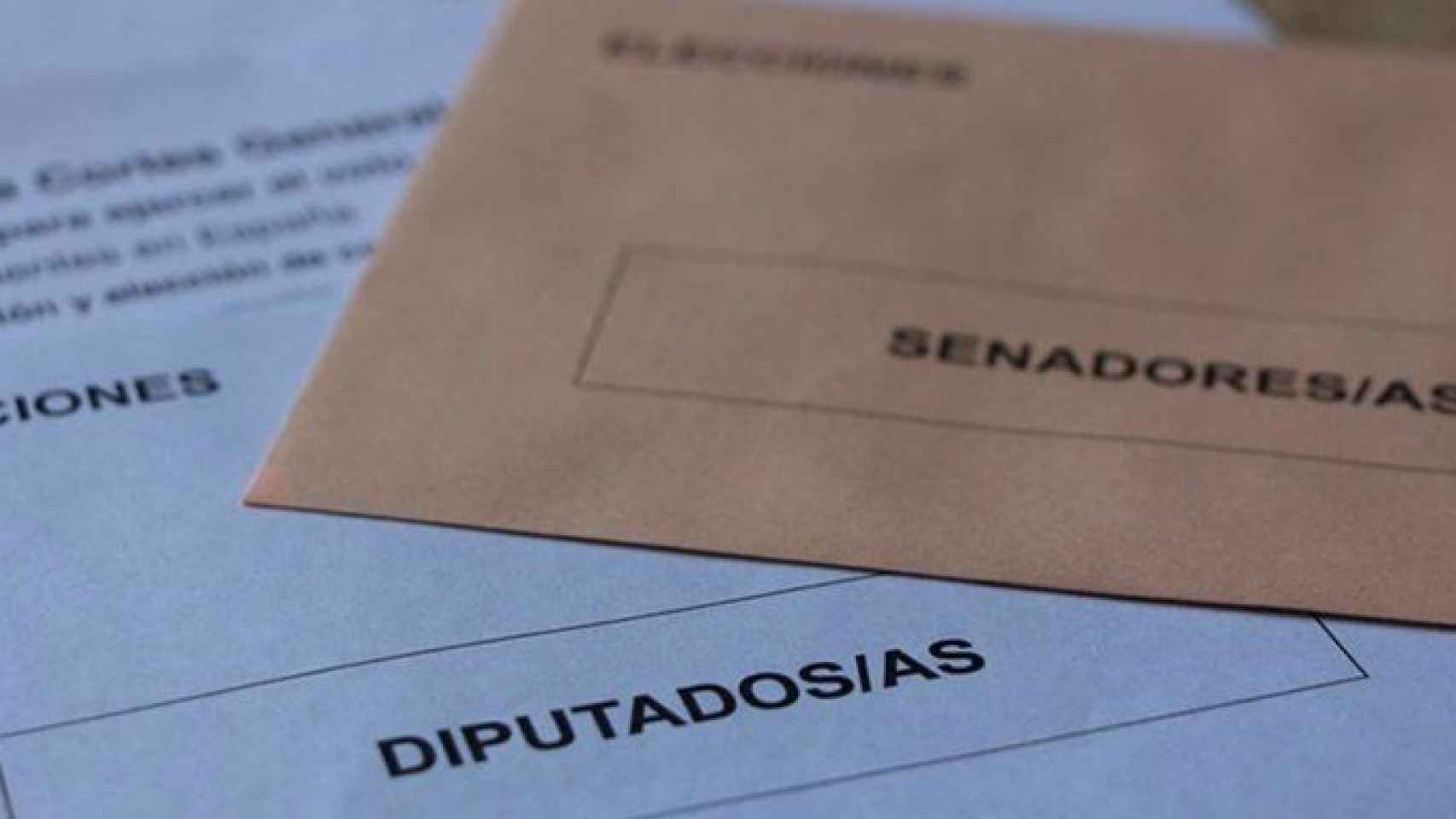 Sobres que se utilizarán en las elecciones generales del 28A, que ganaría el PSOE según las encuestas / EUROPA PRESS