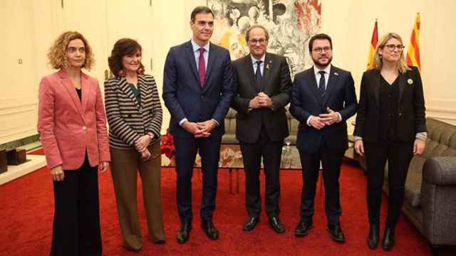 Meritxell Batet, Carme Calvo, Pedro Sánchez, Quim Torra, Pere Aragonès y Elsa Artadi (de izquierda a derecha) en la reunión celebrada en el Palau de Pedralbes de Barcelona / GOVERN