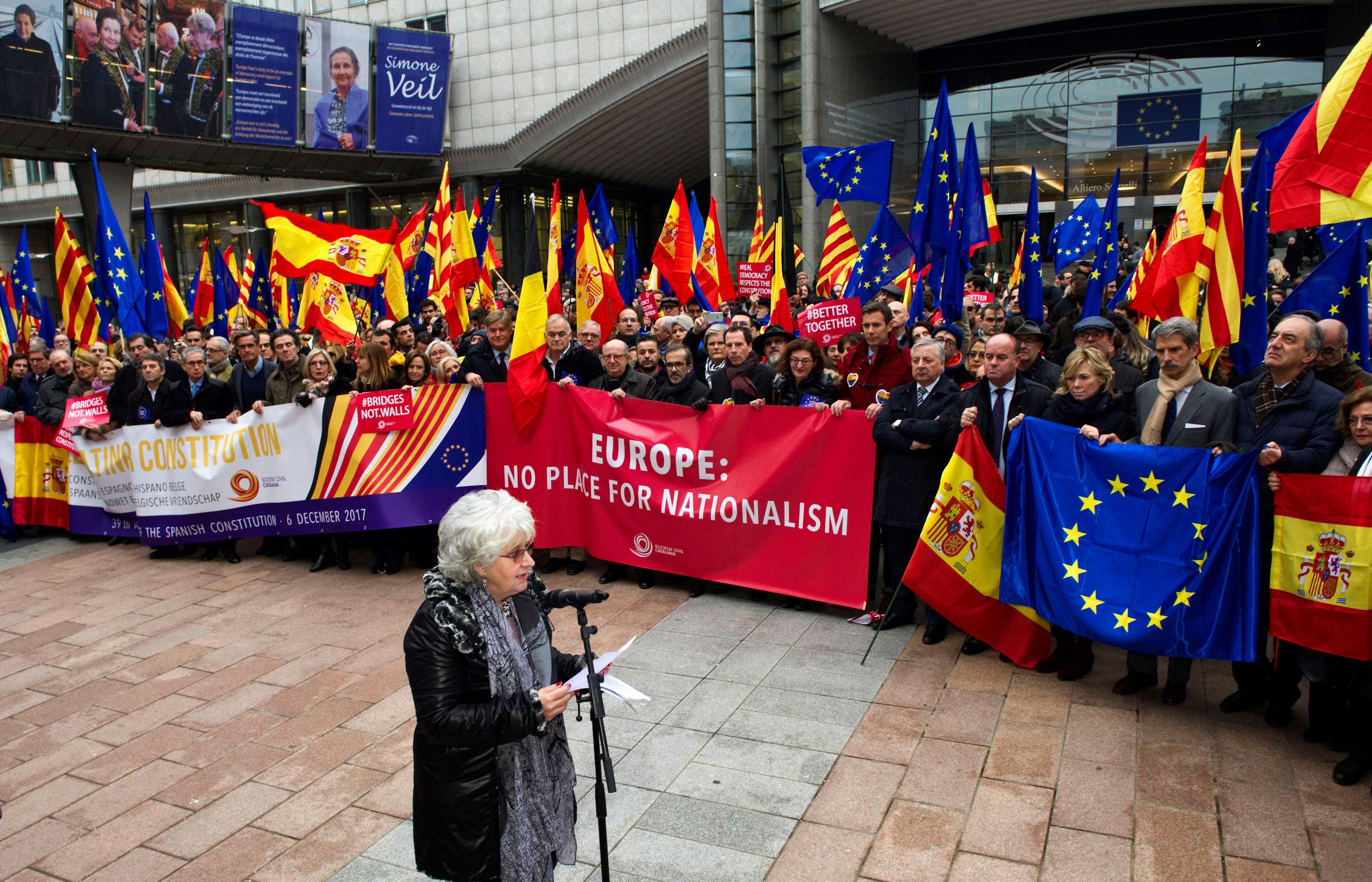 Cabecera de la concentración, convocada por Societat Civil Catalana, frente a la sede del Parlemento Europeo conmemorando el 39 aniversario de la Constitución Española