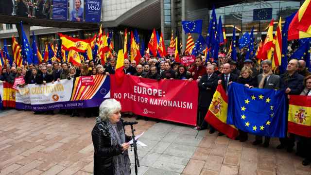 Cabecera de la concentración, convocada por Societat Civil Catalana, frente a la sede del Parlemento Europeo conmemorando el 39 aniversario de la Constitución Española