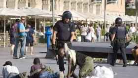 Imagen de una redada policial contra el Top Manta / Sindicato Popular de Vendedores Ambulantes de Barcelona