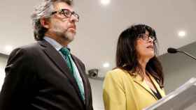 El abogado Jordi Pina y la portavoz de los políticos catalanes presos en huelga de hambre, Pilar Calvo, ofrecen una rueda de prensa esta tarde en la librería Blanquerna, en Madrid / EFE