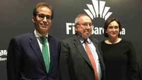 La alcaldes de Barcelona, Ada Colau (d), junto al nuevo presidente de Fira Barcelona, Pau Relat (i), y su predecesor en el cargo, José Luís Bonet (c) / CG