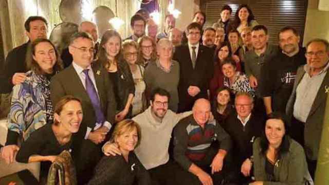Carles Puigdemont es visitado por un grupo de alcaldes en Bruselas / TWITTER DE ALBERT BATALLA