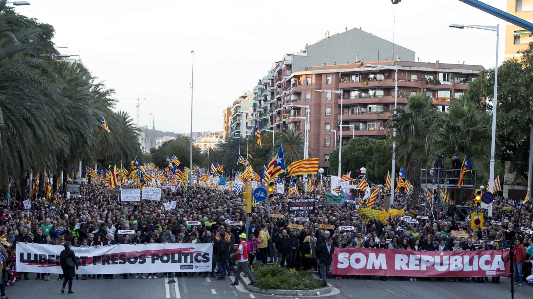 Catalanes a favor del 'procés' en una de las manifestaciones / EFE