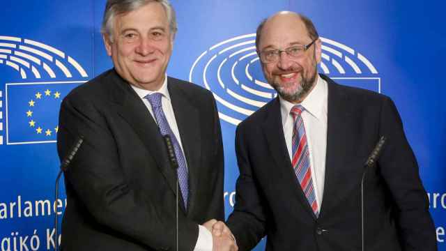 Antonio Tajani, actual presidente del Parlamento europeo (i) y su antecesor en el cargo, Martin Schulz