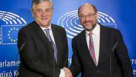 Antonio Tajani, actual presidente del Parlamento europeo (i) y su antecesor en el cargo, Martin Schulz