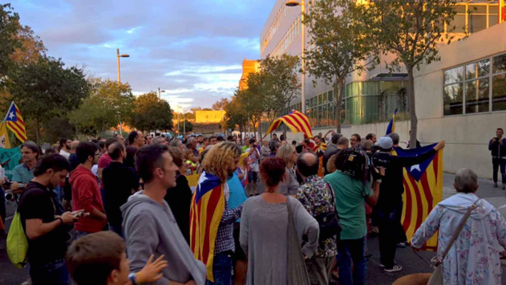 Manifestación independentista frente a la comandancia de la Guardia Civil de Tarragona, donde compareció el director de 'El Vallenc', acusado de ser colaborador necesario / Twitter