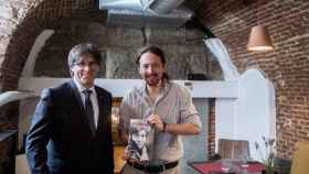 Pablo Iglesias muestra el libro de Montserrat Roig que le ha regalado Carles Puigdemont / PODEMOS