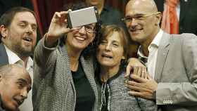 La ex líder de la ANC, Carme Forcadell, haciéndose un 'selfie' con los diputados de JxSí Lluís Llach, Oriol Junqueras, Marta Rovira y Raül Romeva, tras ser elegida presidenta del Parlament