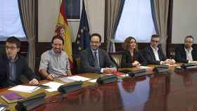 Los representantes de Podemos (Íñigo Errejón y Pablo Iglesias), PSOE (Antonio Hernando y Meritxell Batet) y Ciudadanos (José Manuel Villegas y Juan Carlos Girauta), durante el encuentro de este jueves.
