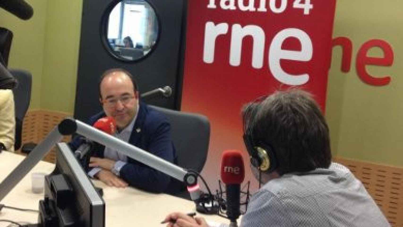 El primer secretario del PSC, Miquel Iceta, en los estudios de Ràdio 4
