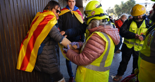 Manifestación independentista por la Cumbre Hispano Francesa en Plaza Cataluña / LUÍS MIGUEL AÑÓN (CG)
