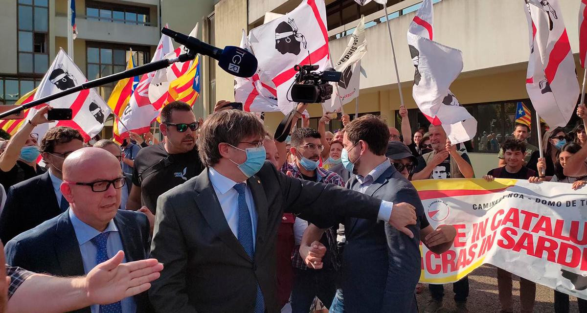 Carles Puigdemont, ante una multitud de apoyo en la entrada de la Corte de Apelación de Sácer (Cerdeña, Italia) / CONSELL PER LA REPÚBLICA