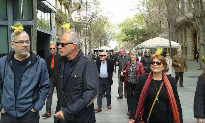 Una imagen del grupo de independentistas con el lazo amarillo en la cabeza / Twitter