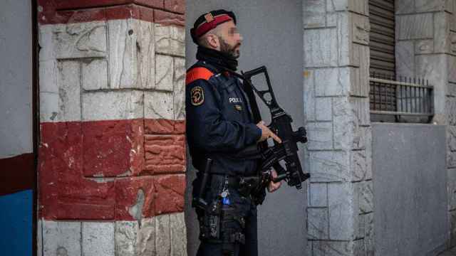 Un agente de los Mossos d'Esquadra, durante un operativo contra una red que distribuía cocaína y marihuana / DAVID ZORRAKINO - EUROPA PRESS