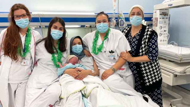 Zakaría, primer bebé catalán del año, con su familia y el equipo médico / Salut