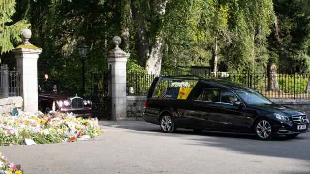 El coche fúnebre que transporta el cuerpo de la reina Isabel II sale de la finca de Balmoral camino a Edimburgo / EFE