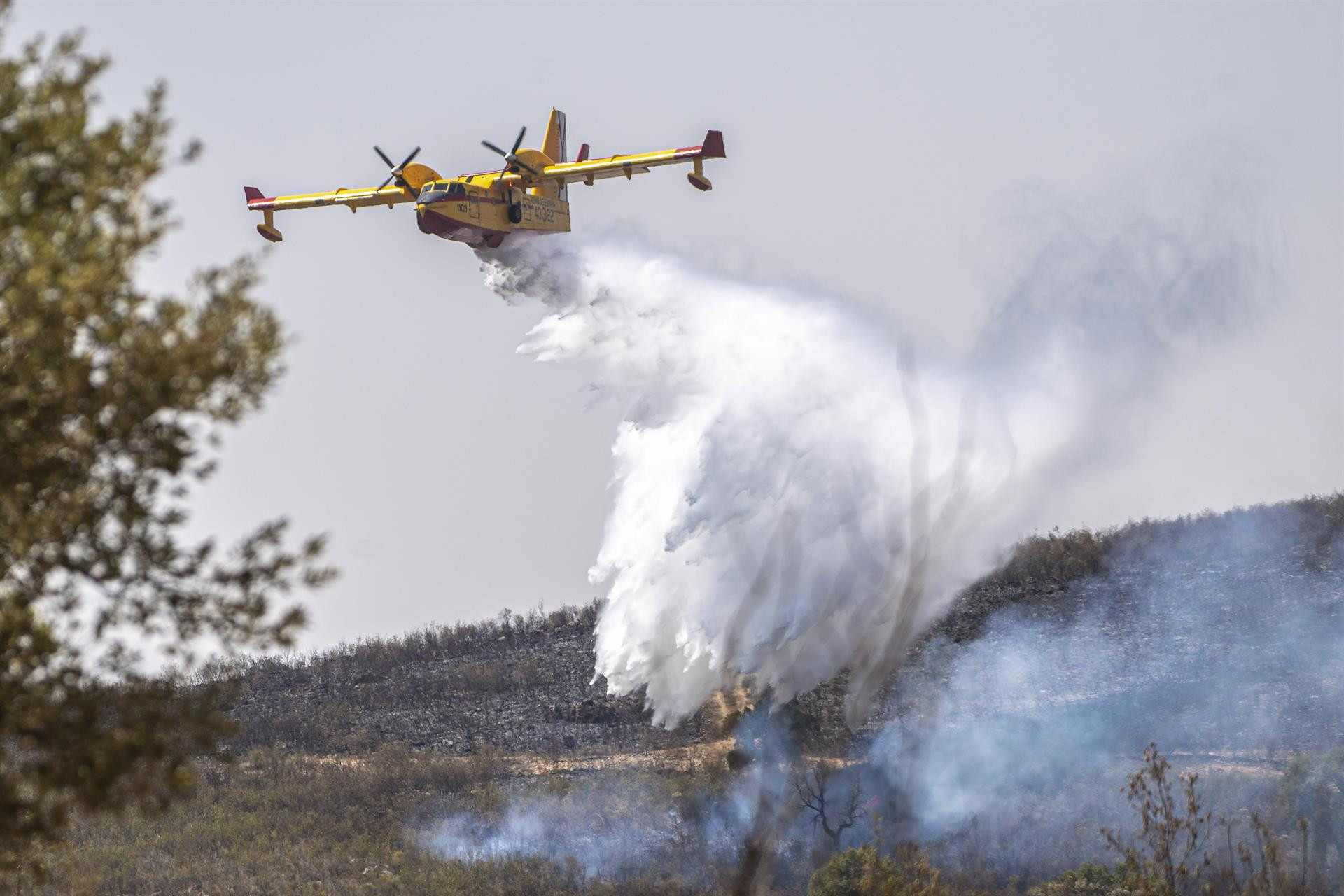 Medios aéreos trabajan en la extinción de uno de los incendios de la semana pasada en Cataluña / EFE